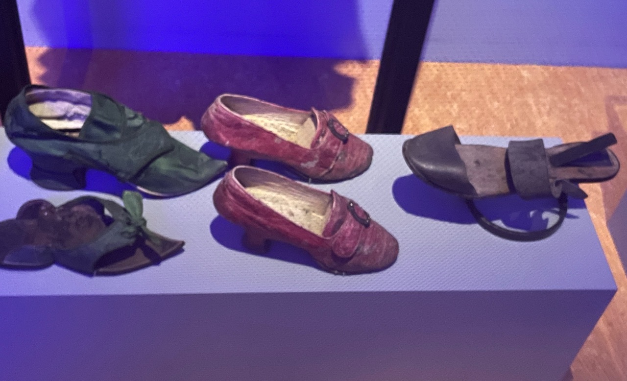 Paire de socques du XVIIIe siècle présentée au Musée des Arts décoratifs de Paris.